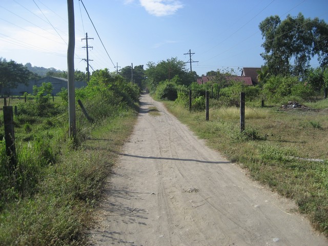 Dirt road from highway to house
